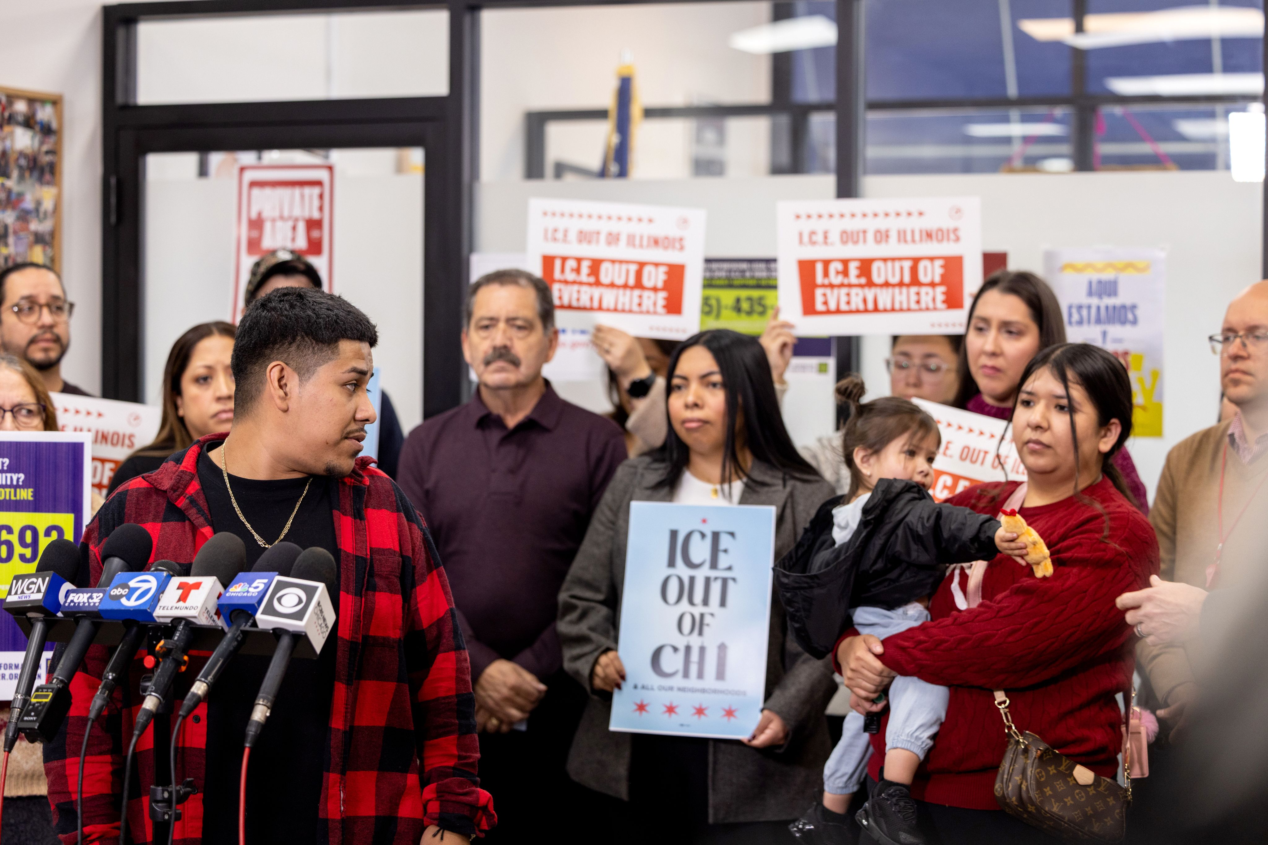 Rafael Veraza looks back at his daughter, Ariana, and wife, Evelin, during a press conference decrying federal agents' use of force in Little Village, Nov. 9, 2025. (Candace Dane Chambers/Chicago Sun-Times via AP)